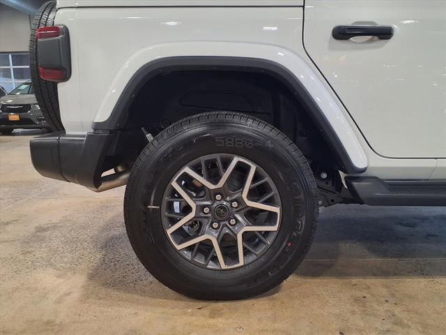Used 2025 Jeep Wrangler Sahara image 9