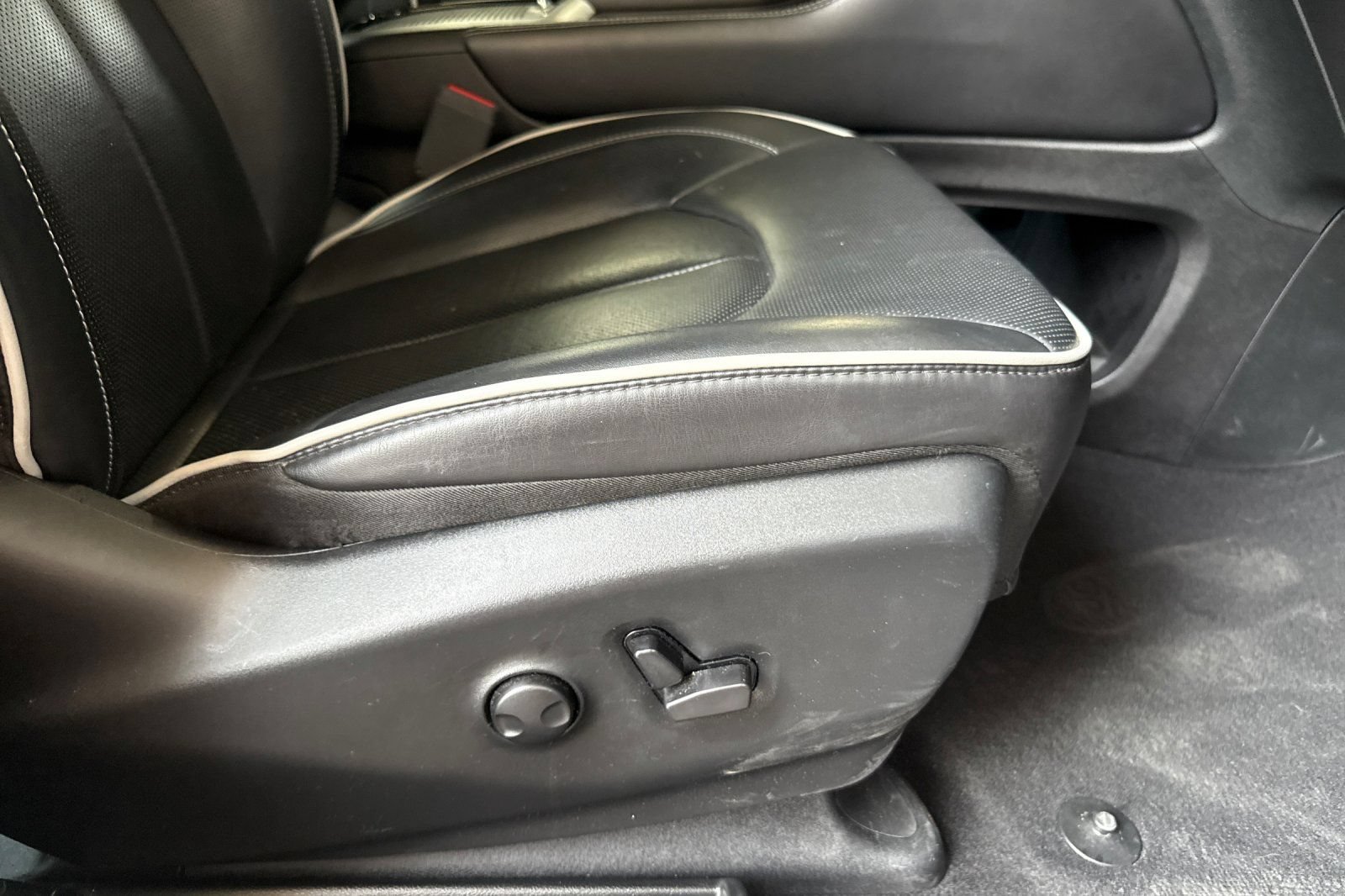 Used 2025 Chrysler Pacifica Limited FWD image 23