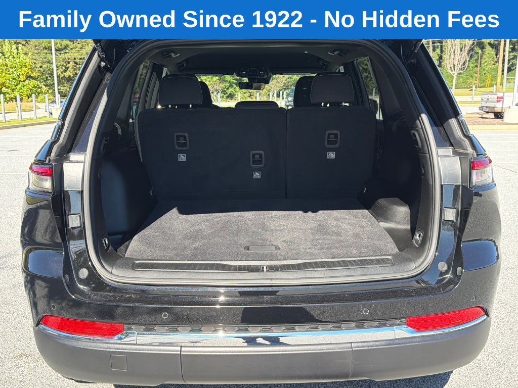 Used 2025 Jeep Grand Cherokee Laredo AWD/4WD image 18