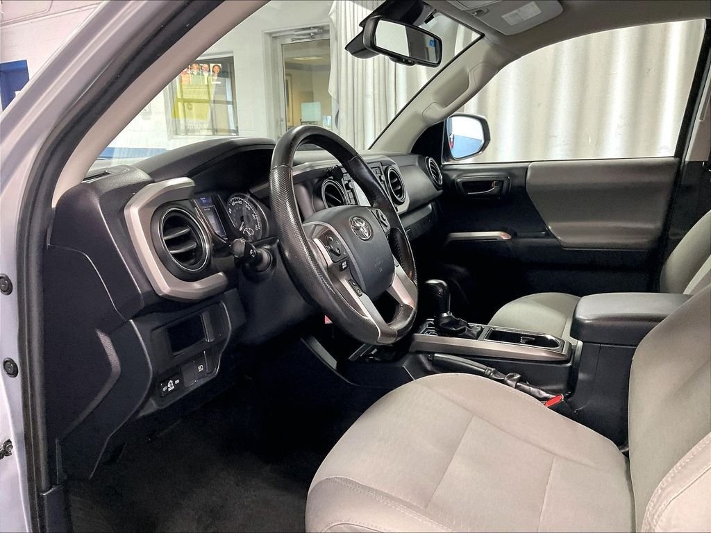 Used 2018 Toyota Tacoma SR5 AWD/4WD image 8