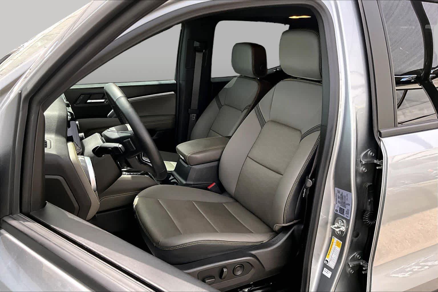 Used 2026 Chevrolet Colorado ZR2 w/ Technology Package AWD/4WD image 8
