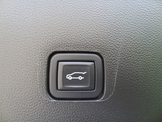 Used 2023 Chevrolet Traverse LT FWD image 11