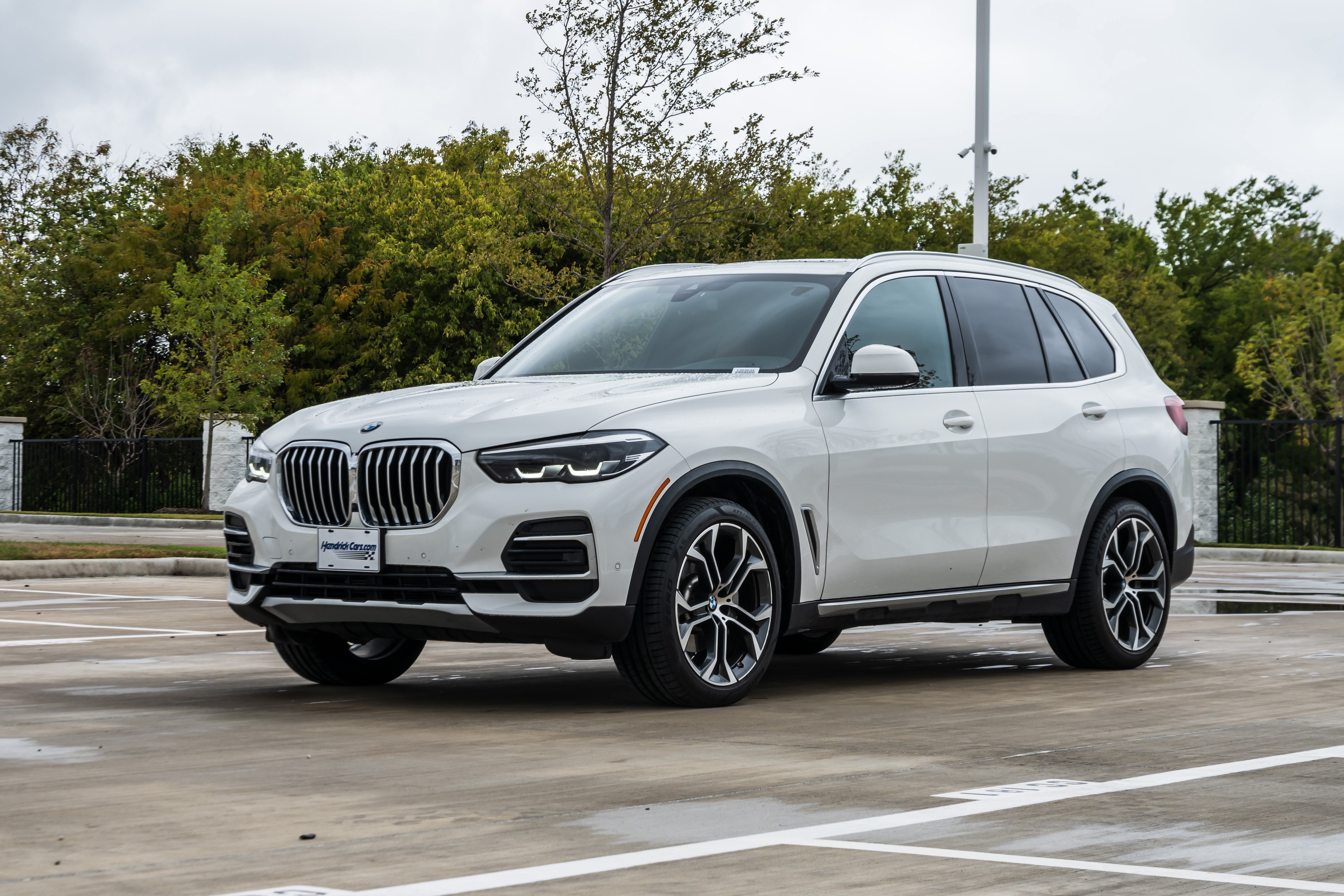 Certified 2023 BMW X5 xDrive40i w/ Parking Assistance Package AWD/4WD image 5