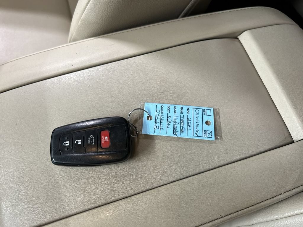 Used 2021 Toyota Highlander XLE AWD/4WD image 12