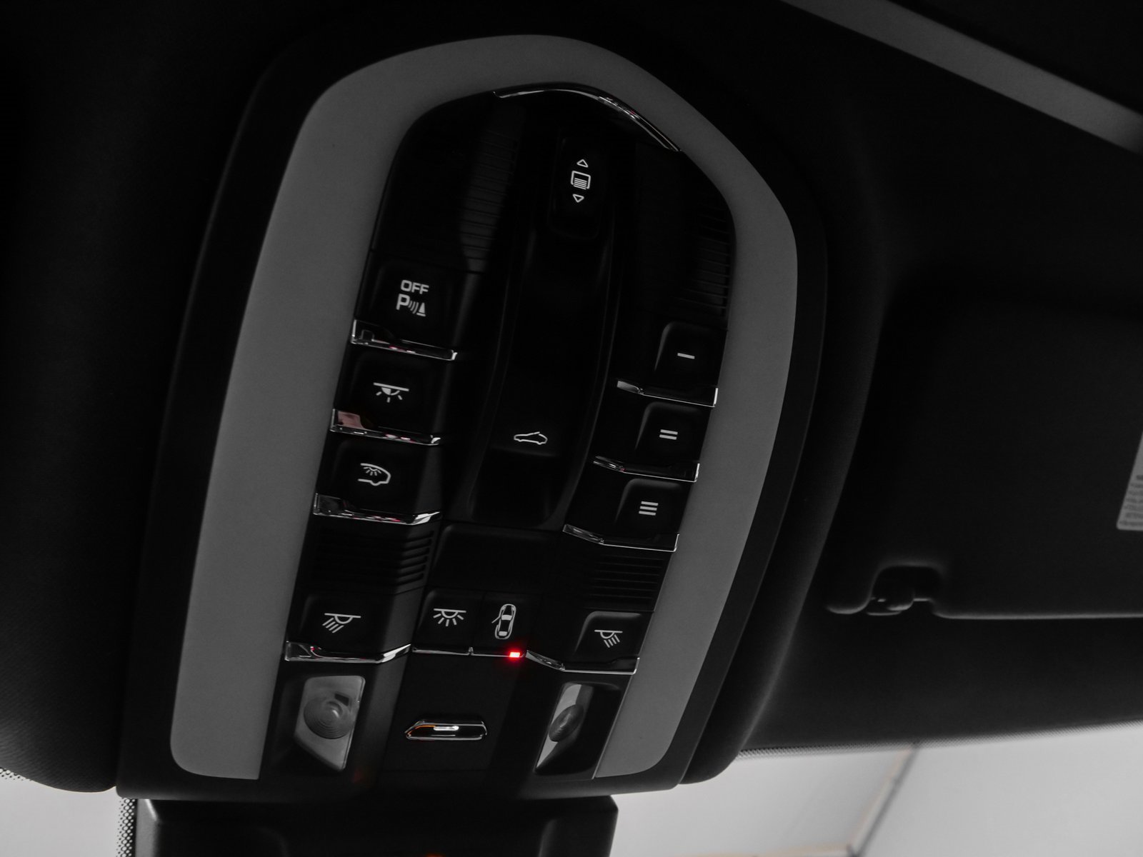 Certified 2025 Porsche Macan image 36