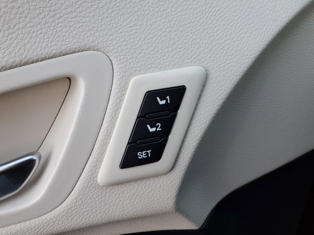 Used 2022 Toyota Sienna Platinum image 12