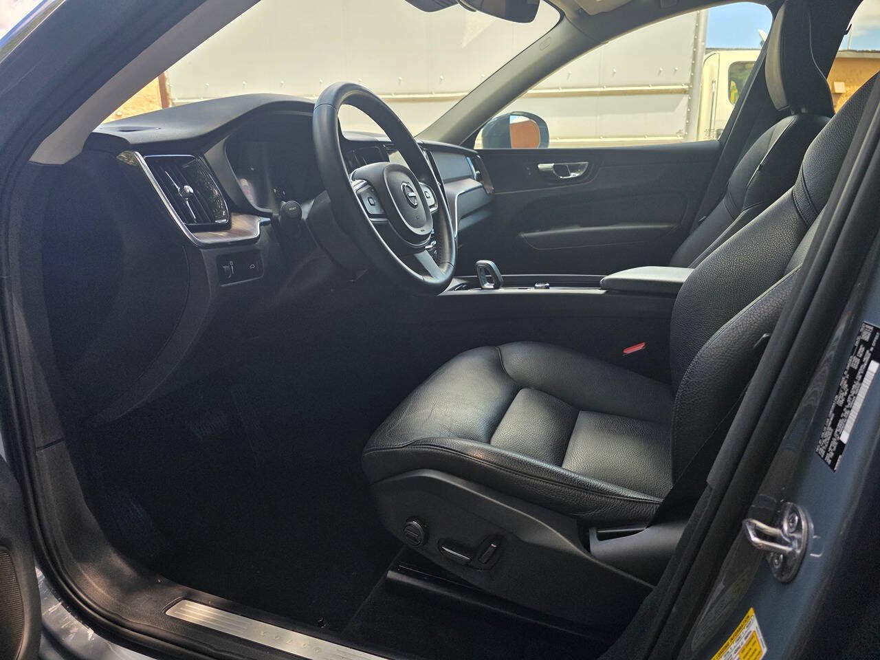 Used 2022 Volvo XC60 B5 Momentum w/ Climate Package AWD/4WD image 12