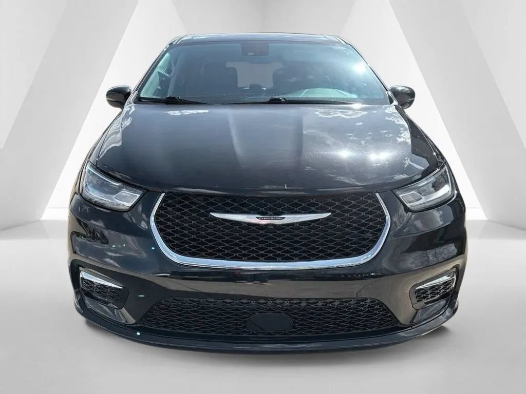 Used 2024 Chrysler Pacifica Touring-L FWD image 2