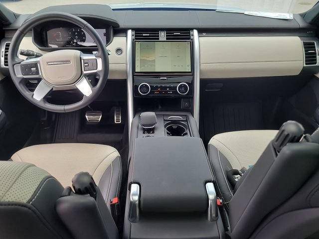 Used 2023 Land Rover Discovery Metropolitan Edition AWD/4WD image 17