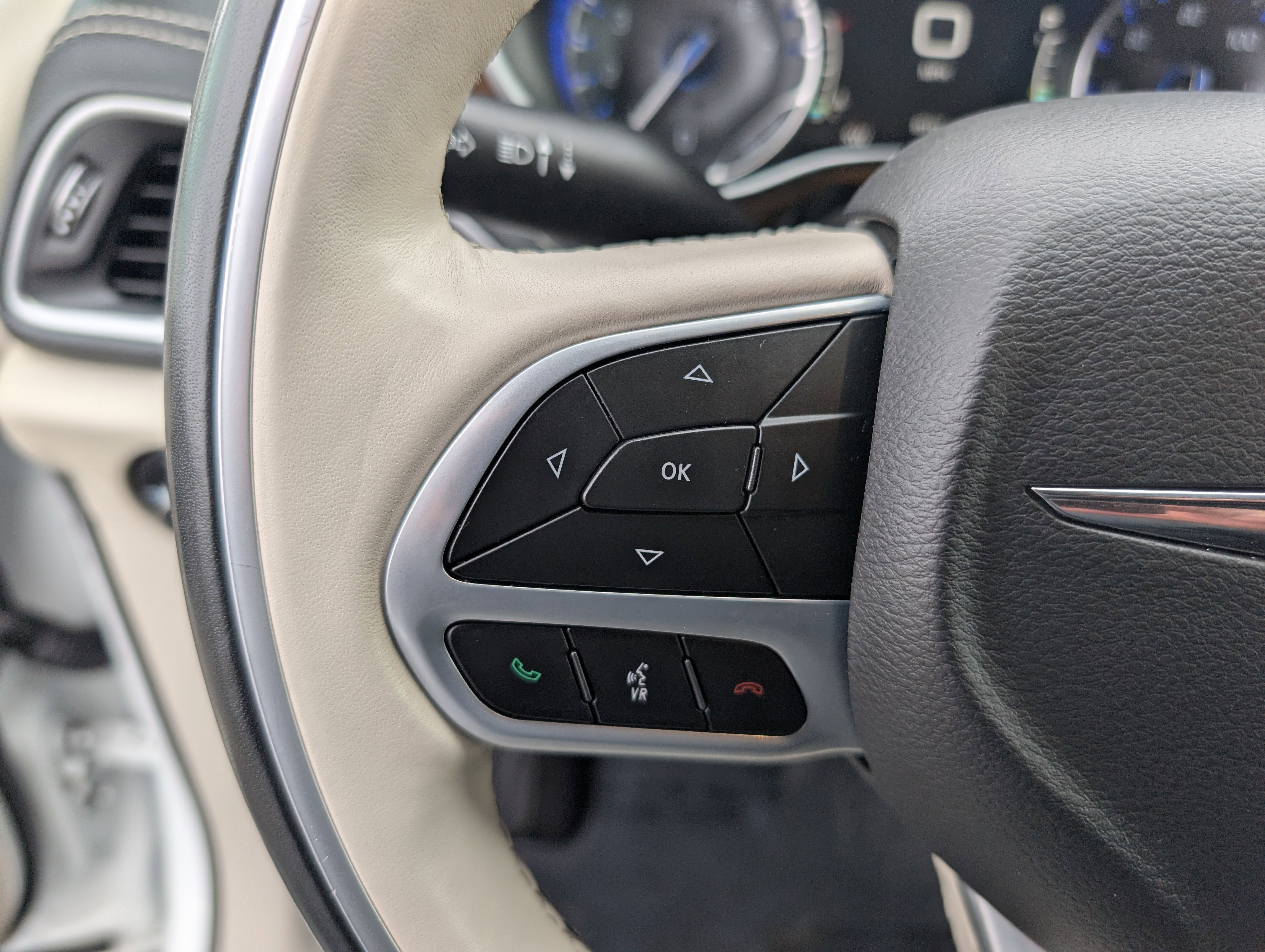 Used 2021 Chrysler Pacifica Limited w/ Uconnect Theater Family Group image 16