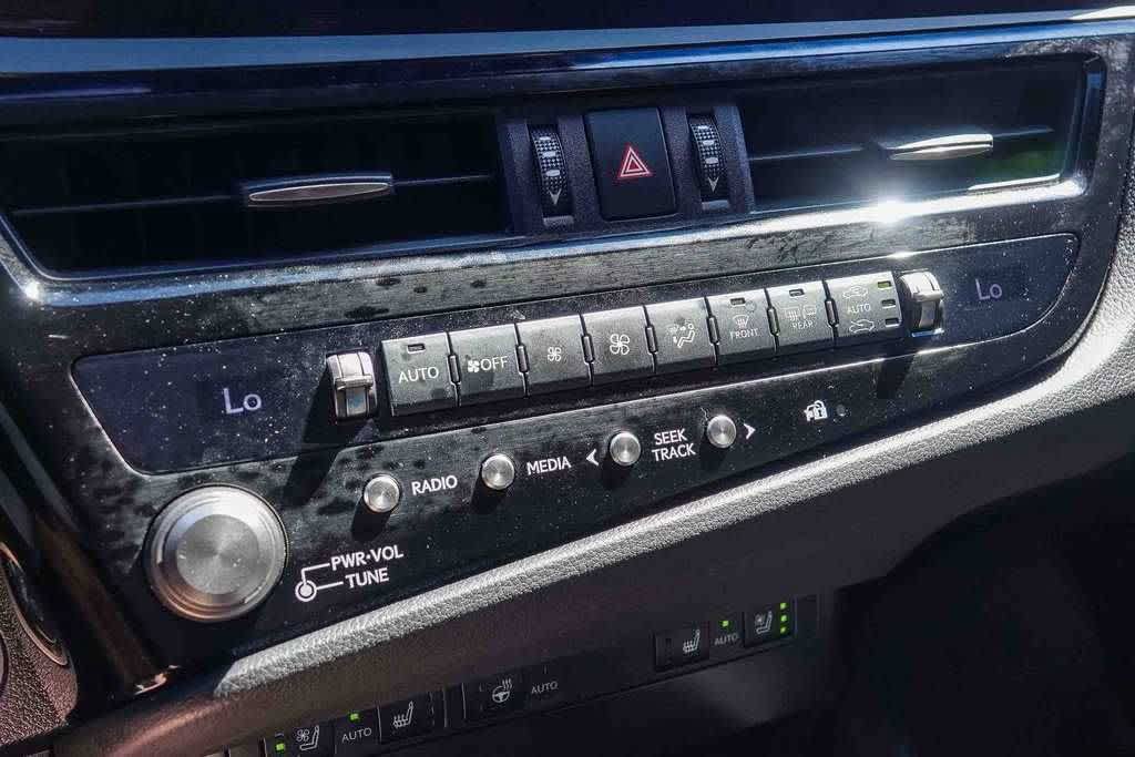 Used 2025 Lexus ES 300h w/ Premium Package FWD image 19