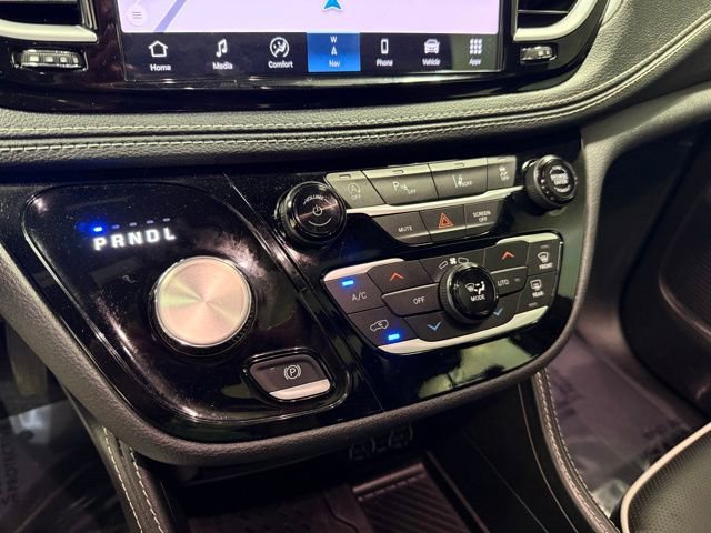 Used 2025 Chrysler Pacifica Limited FWD image 23