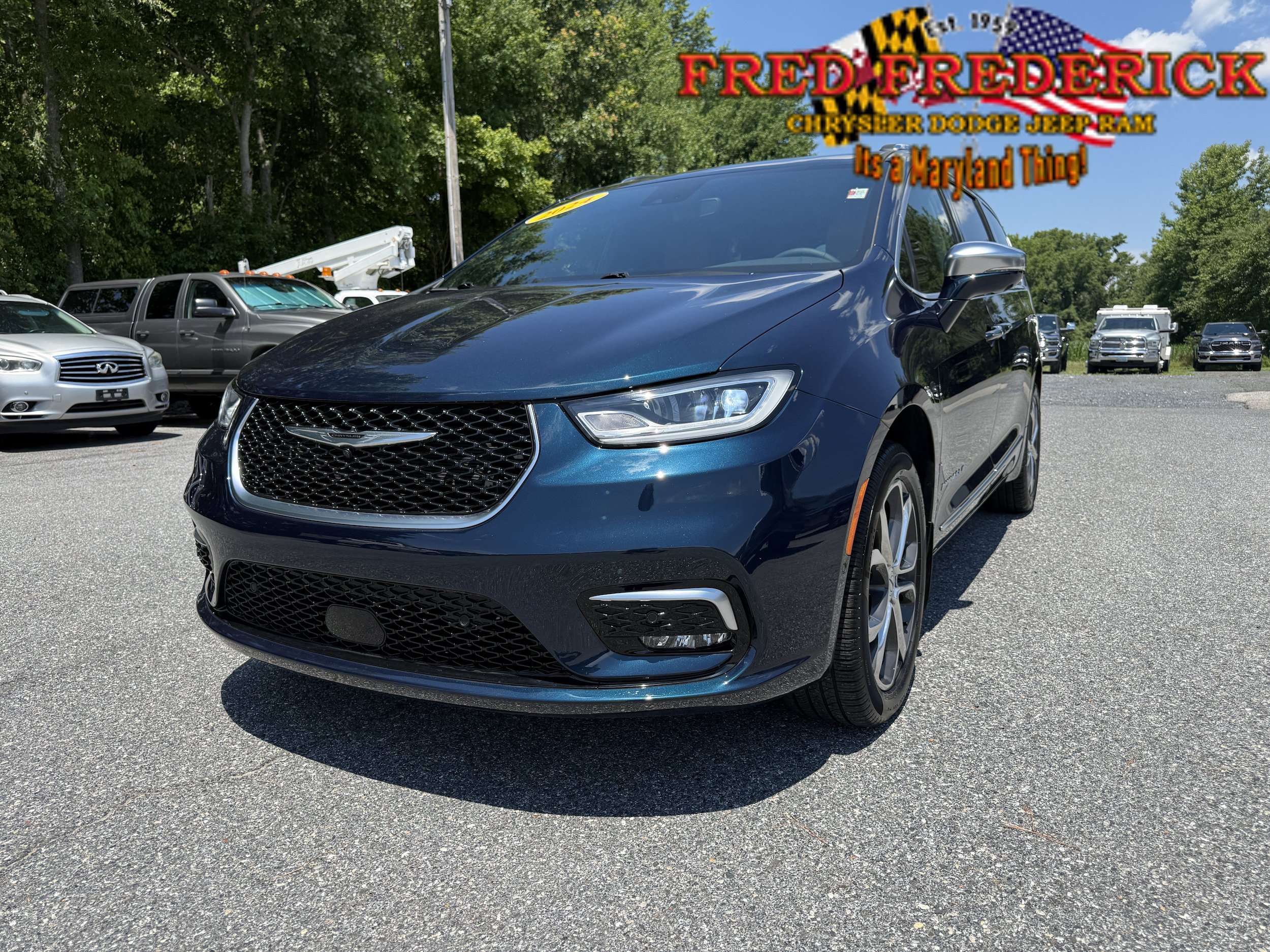 Used 2024 Chrysler Pacifica Pinnacle w/ Trailer Tow Group AWD/4WD image 3