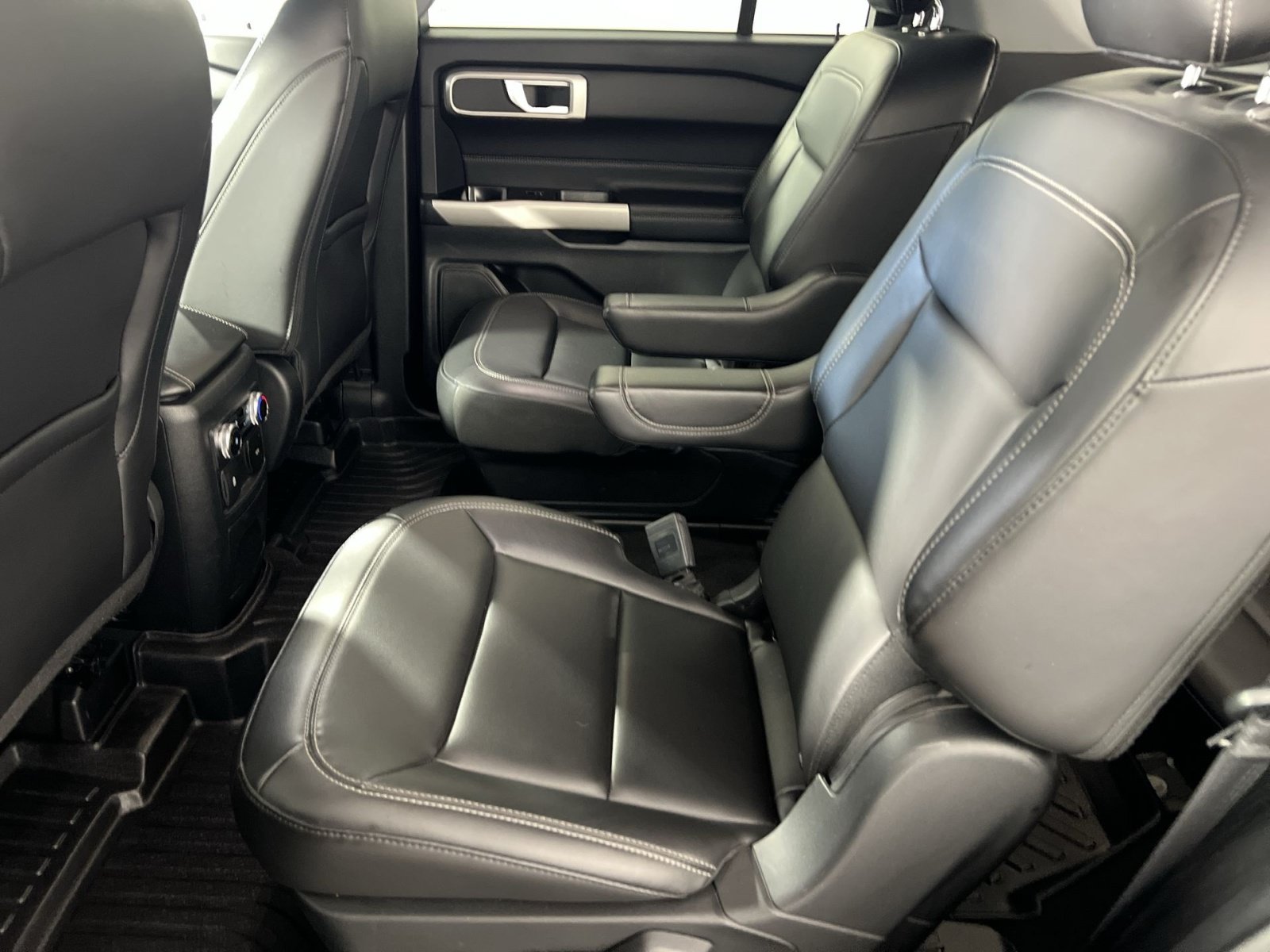 Used 2022 Ford Explorer XLT w/ Equipment Group 202A AWD/4WD image 25