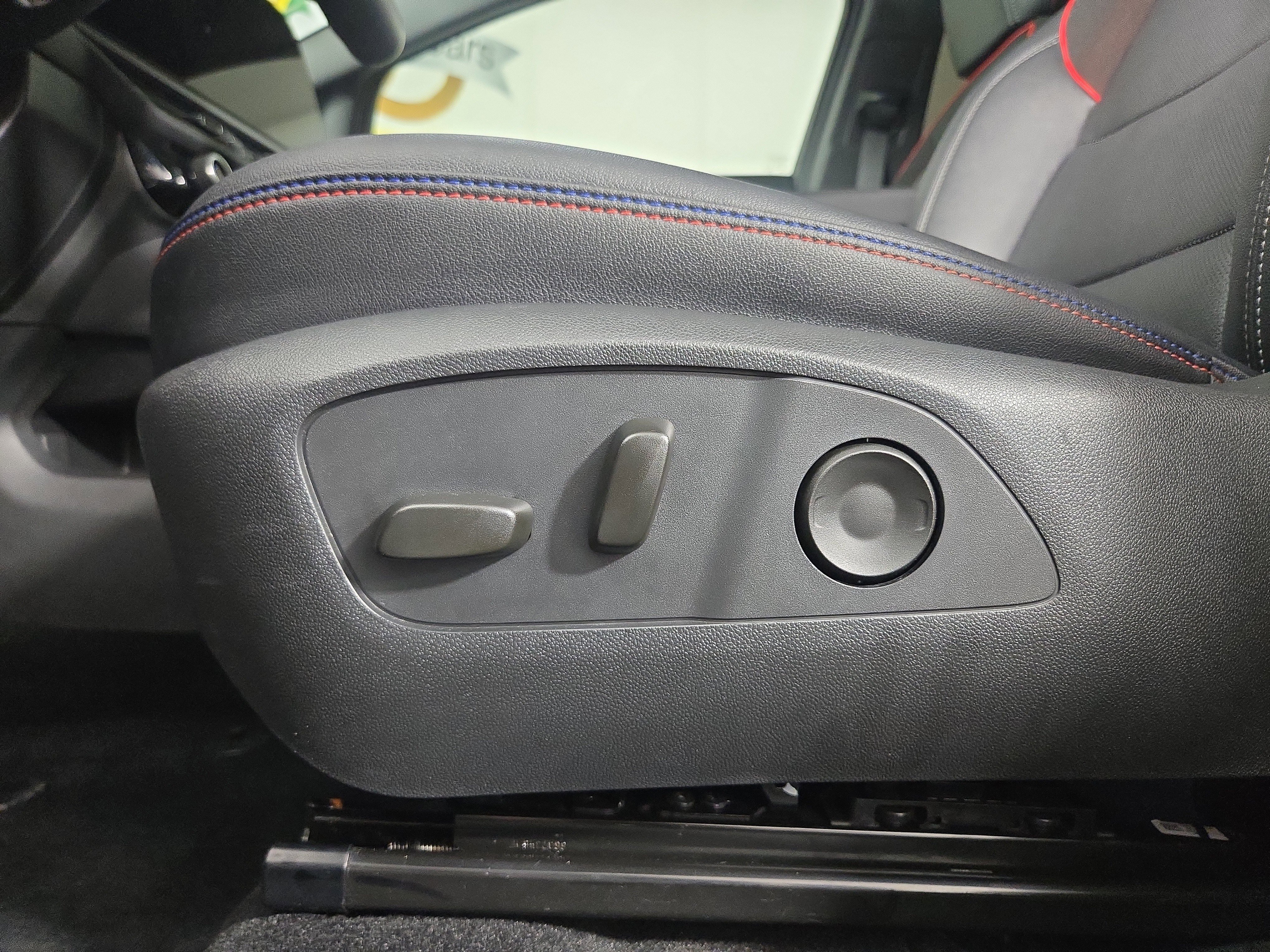 Used 2025 Chevrolet Equinox EV RS w/ LPO, All-Weather Mat Package FWD image 31