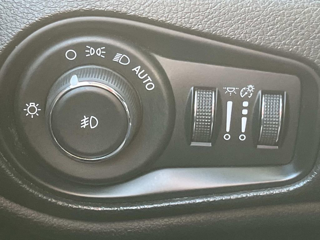 Used 2017 Jeep Renegade Latitude image 28