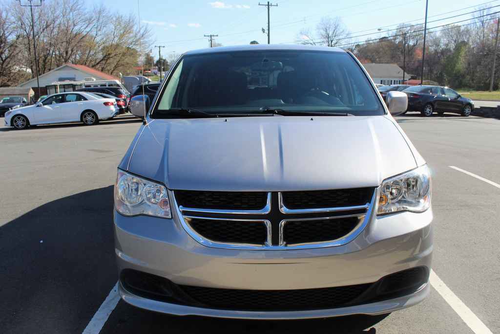 Used 2015 Dodge Grand Caravan SE image 2