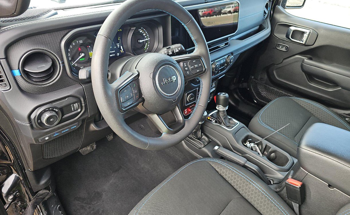 Used 2025 Jeep Wrangler Unlimited Rubicon 4xe w/ Convenience Group AWD/4WD image 6