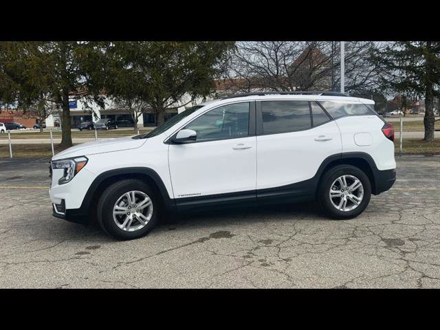 Used 2023 GMC Terrain SLE w/ Driver Convenience Package image 28