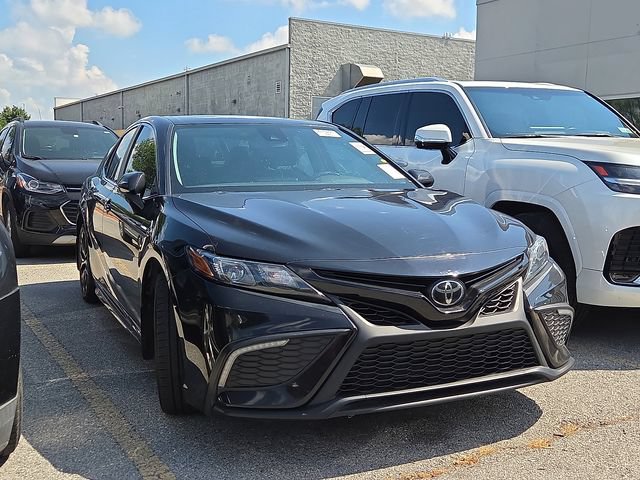 Used 2024 Toyota Camry SE FWD image 2