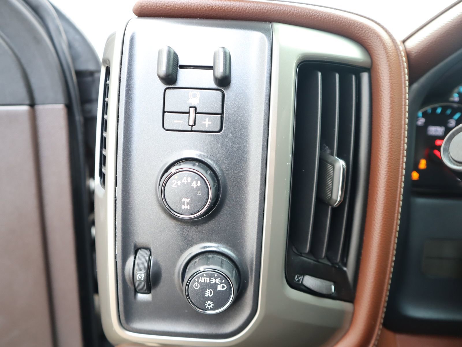 Used 2019 Chevrolet Silverado 2500 High Country w/ Duramax Plus Package AWD/4WD image 33