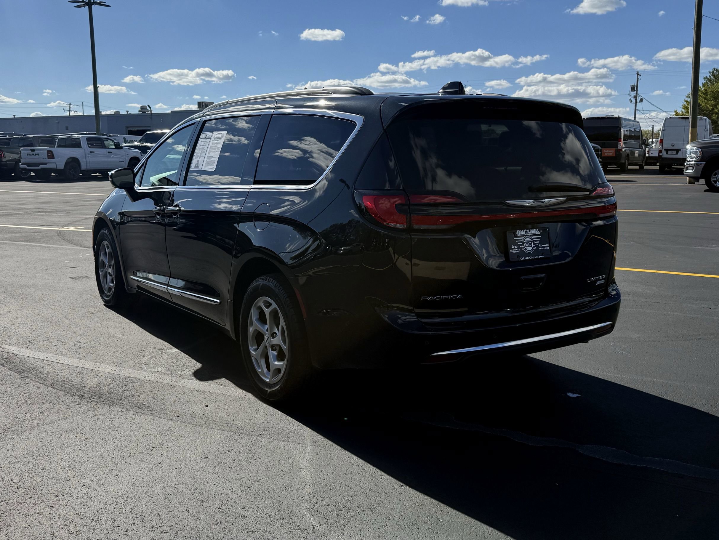 Used 2023 Chrysler Pacifica Limited w/ Uconnect Theater Family Group image 6