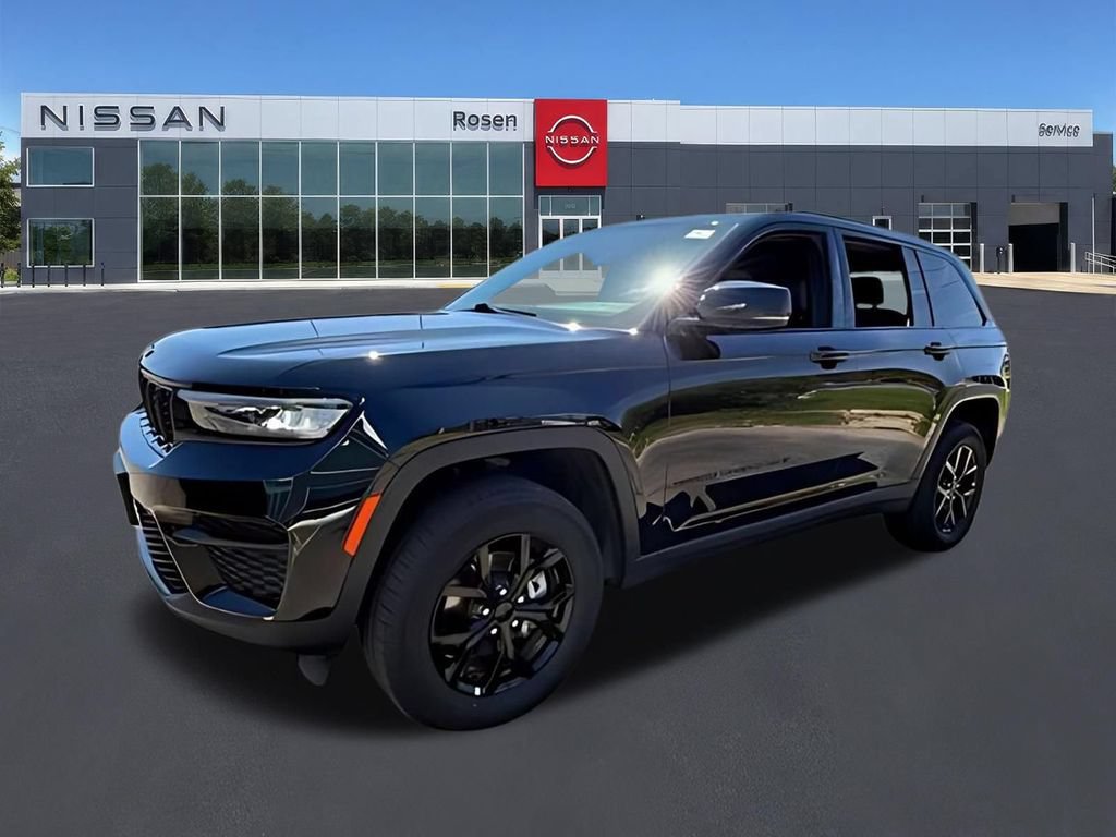 Used 2025 Jeep Grand Cherokee Altitude AWD/4WD image 6