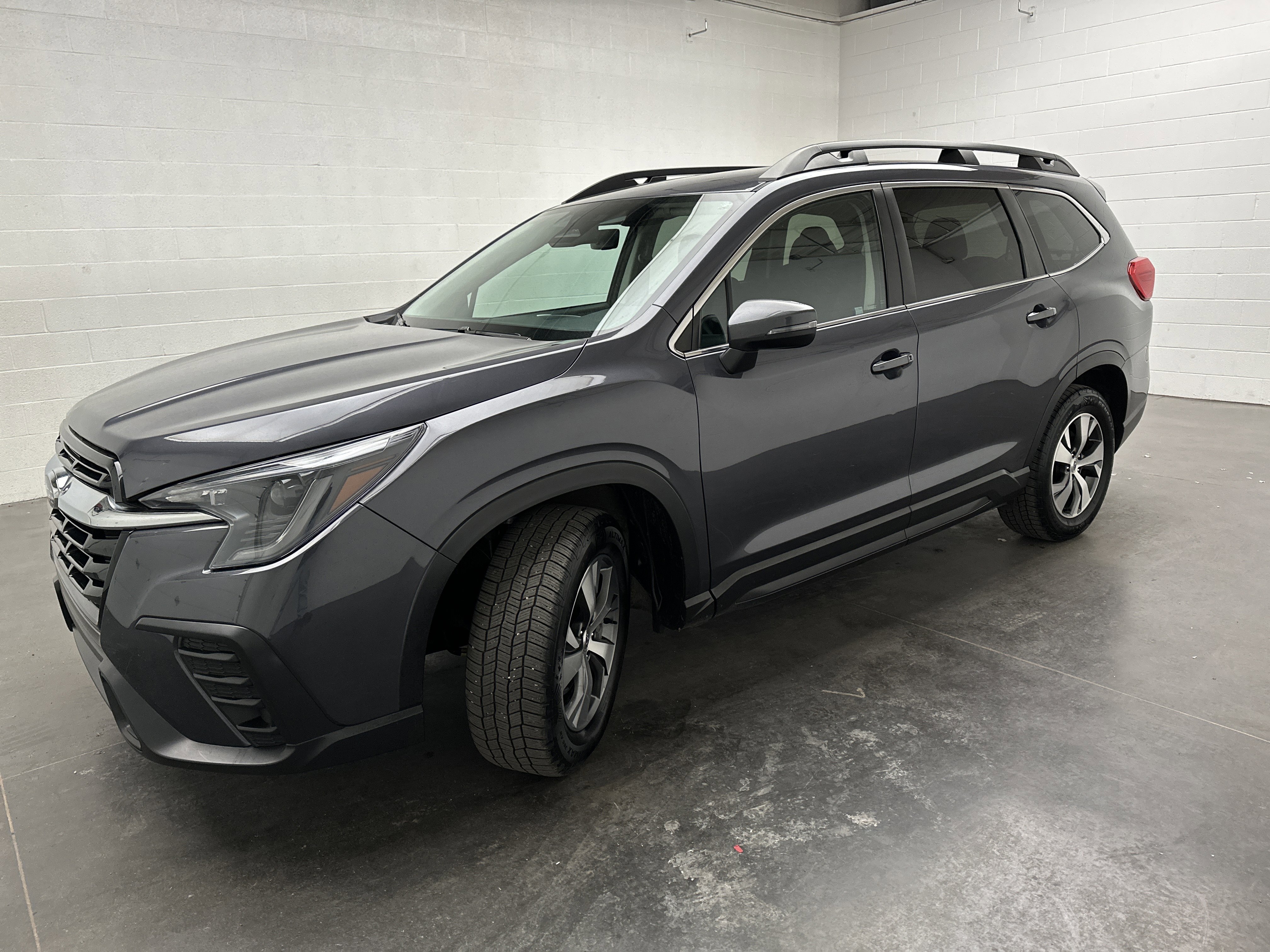 Used 2023 Subaru Ascent Premium w/ Convenience Package image 4