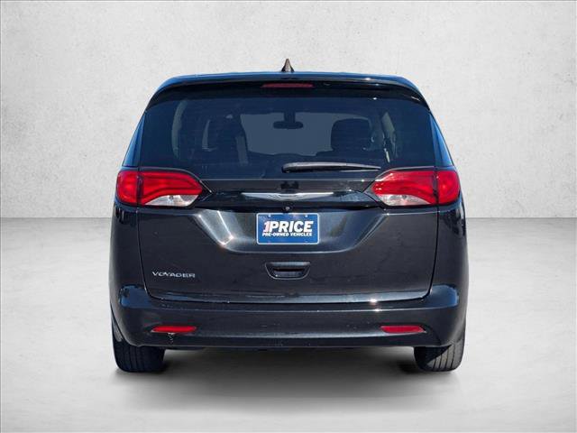 Used 2022 Chrysler Voyager LX image 7