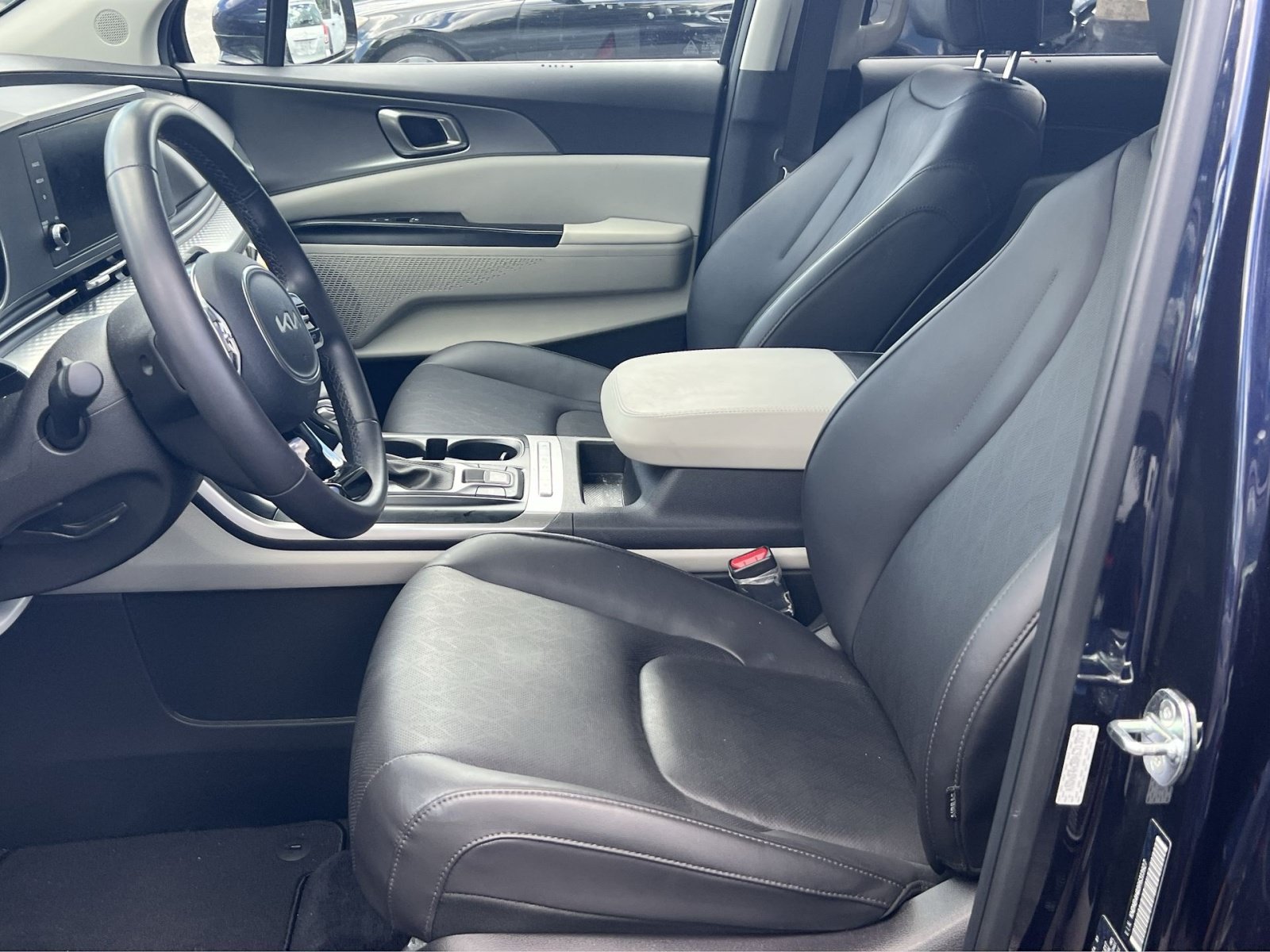 Used 2024 Kia Carnival LX FWD image 12