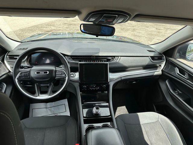 Used 2023 Jeep Grand Cherokee Laredo AWD/4WD image 34