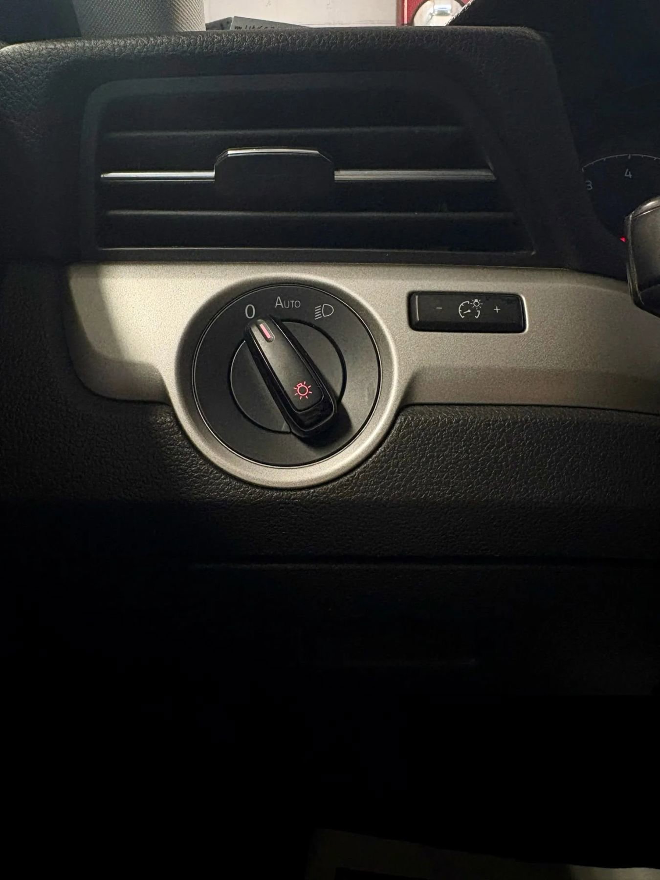 Used 2022 Volkswagen Passat 2.0T SE image 34