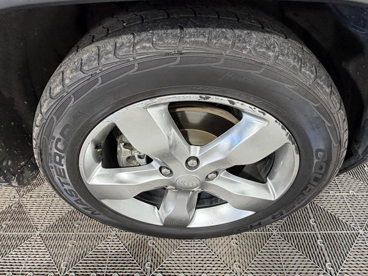 Used 2012 Jeep Grand Cherokee Overland AWD/4WD image 8