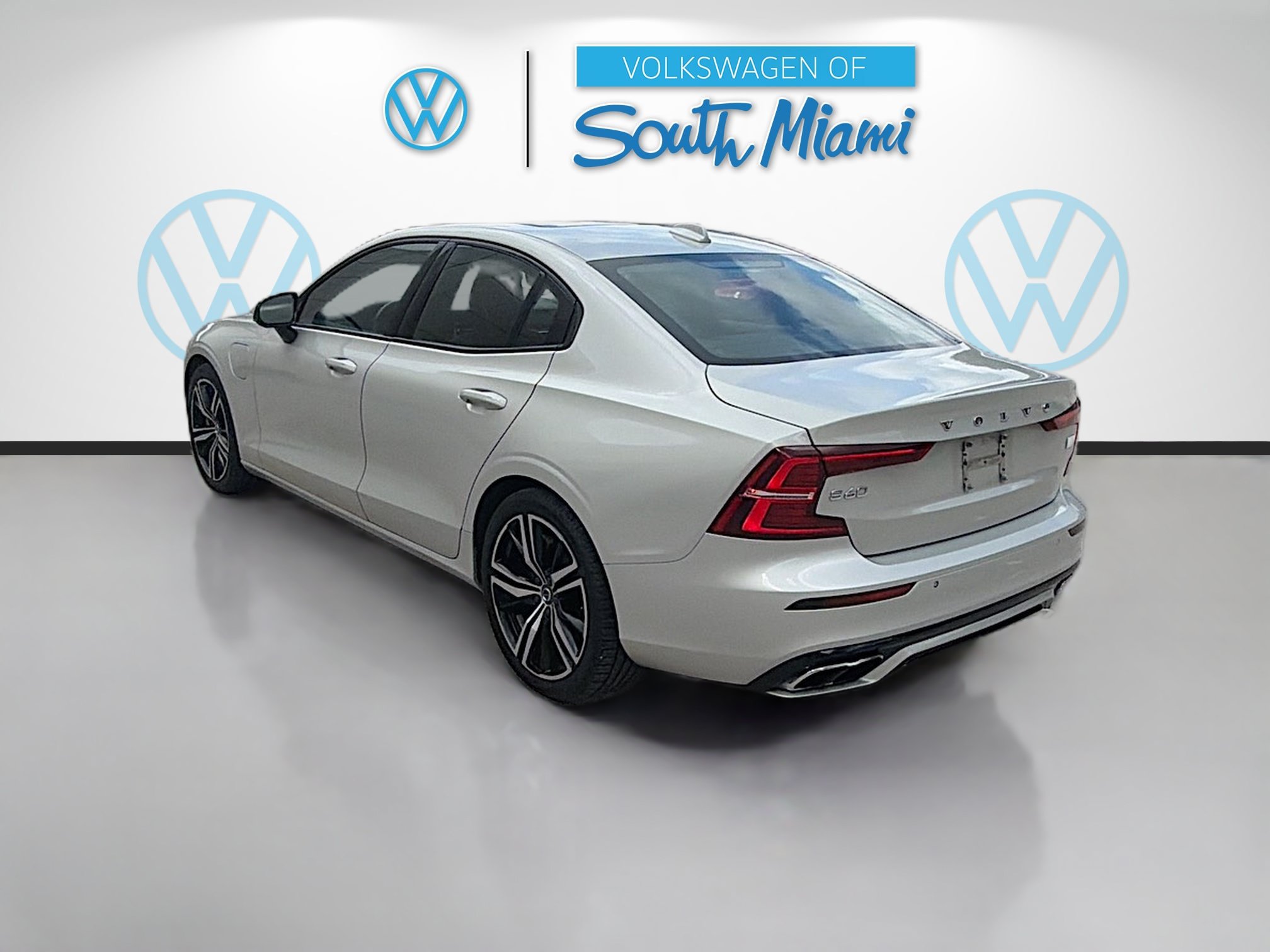Used 2022 Volvo S60 T8 R-Design Expression w/ Advanced Package AWD/4WD image 5