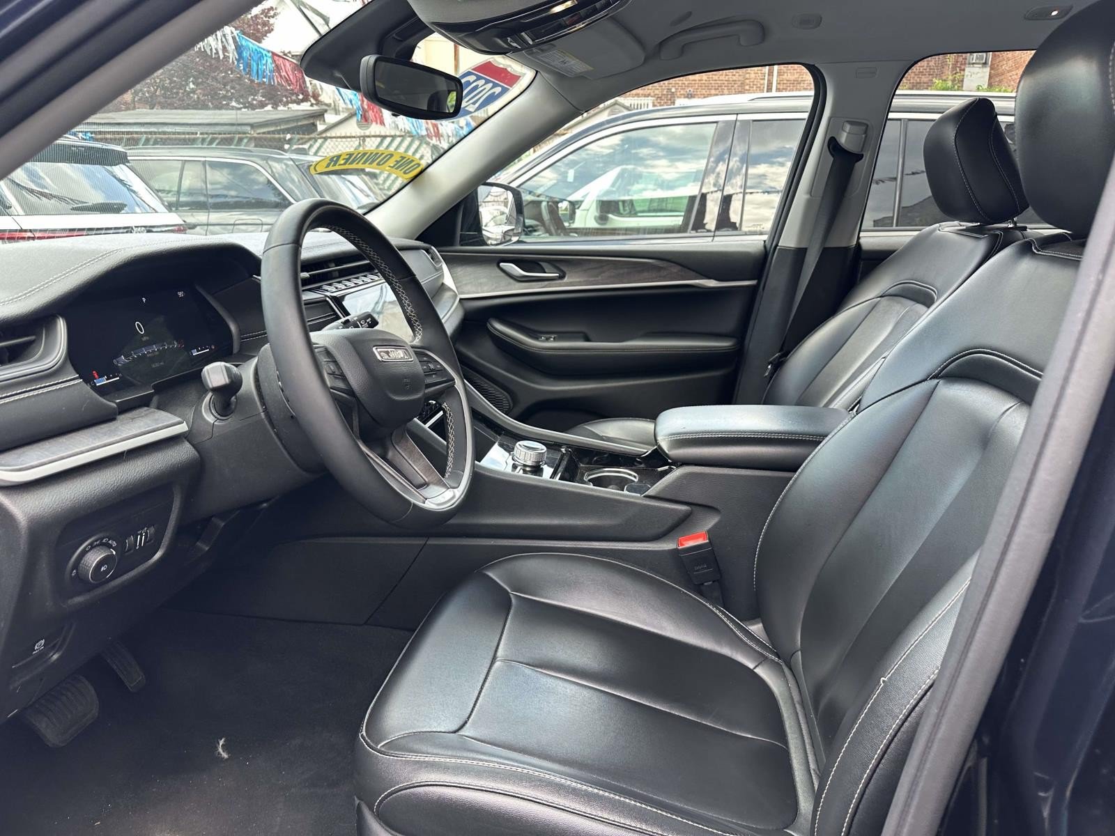 Used 2023 Jeep Grand Cherokee Limited AWD/4WD image 12