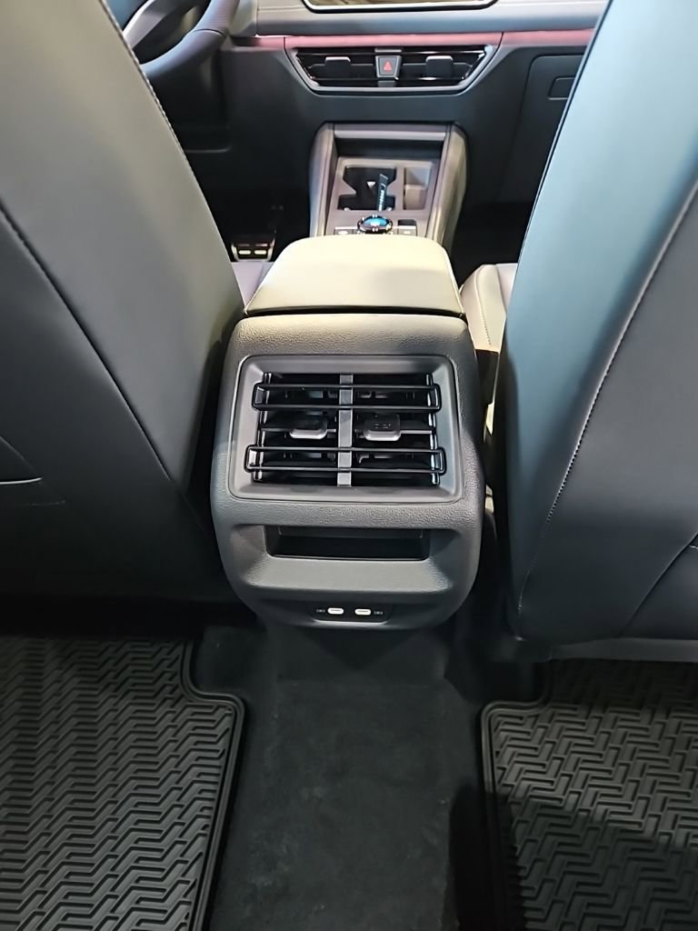 New 2026 Volkswagen Tiguan SE R-Line FWD image 18