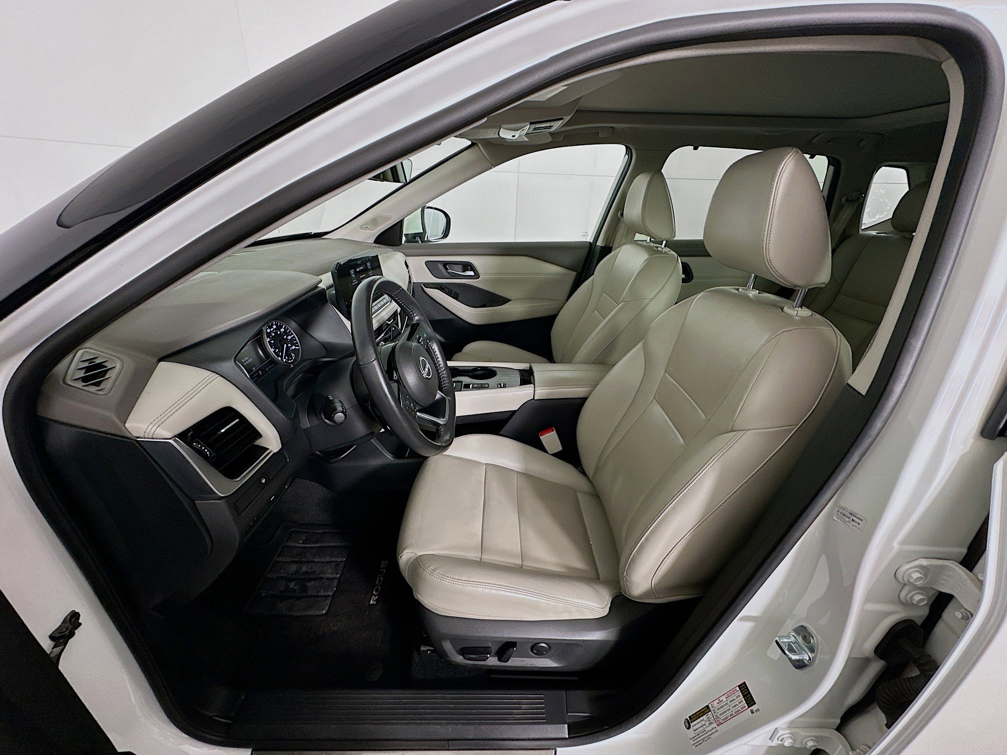 Used 2023 Nissan Rogue SL w/ SL Premium Package image 13