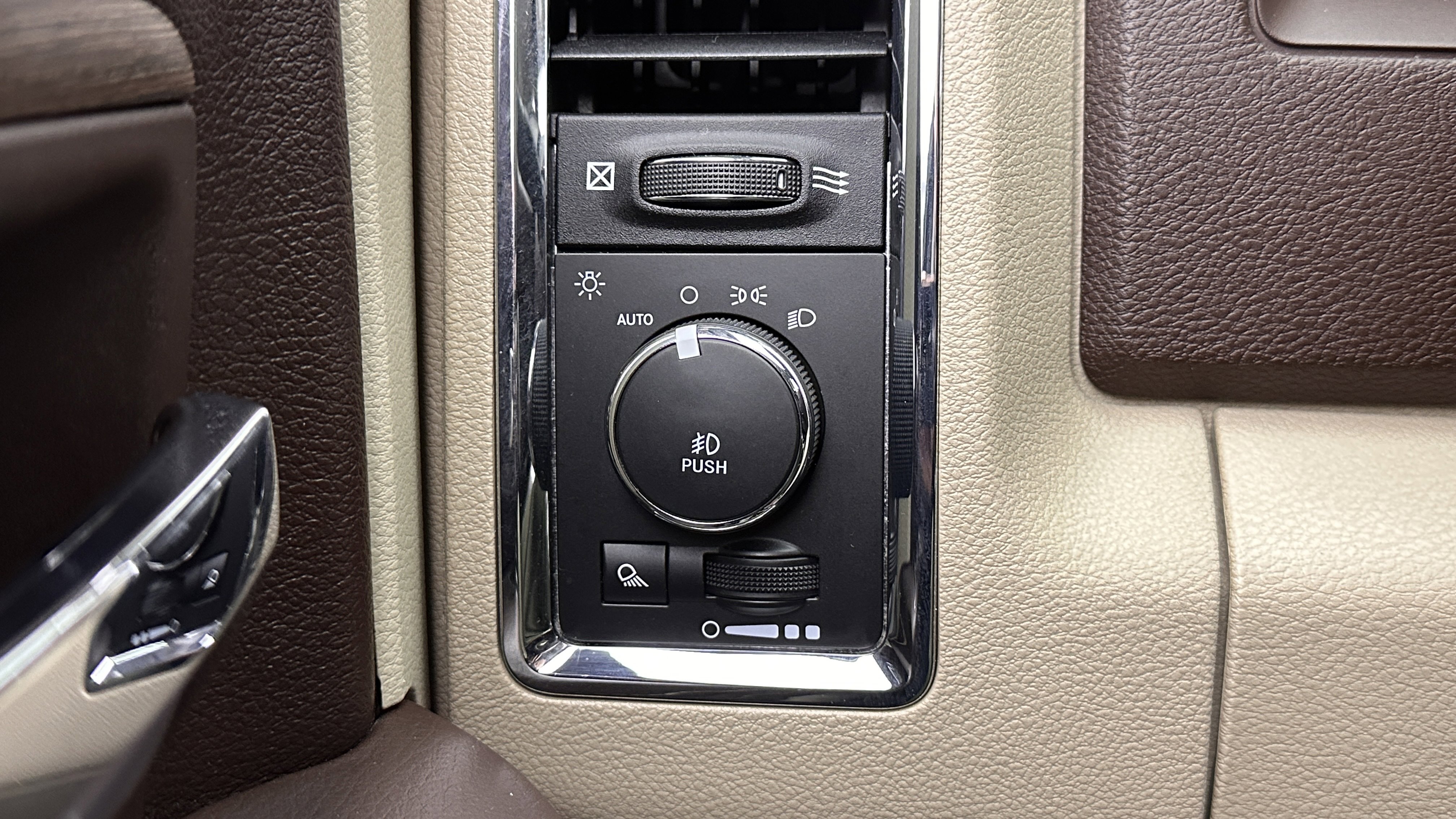 Used 2019 RAM 1500 Laramie w/ Convenience Group image 19