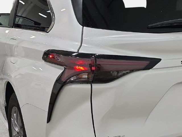 Used 2025 Toyota Sienna XLE FWD image 31