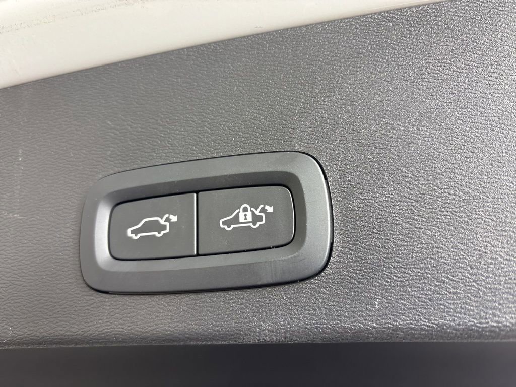 Used 2024 Volvo XC40 B5 Ultimate w/ Protection Package image 18