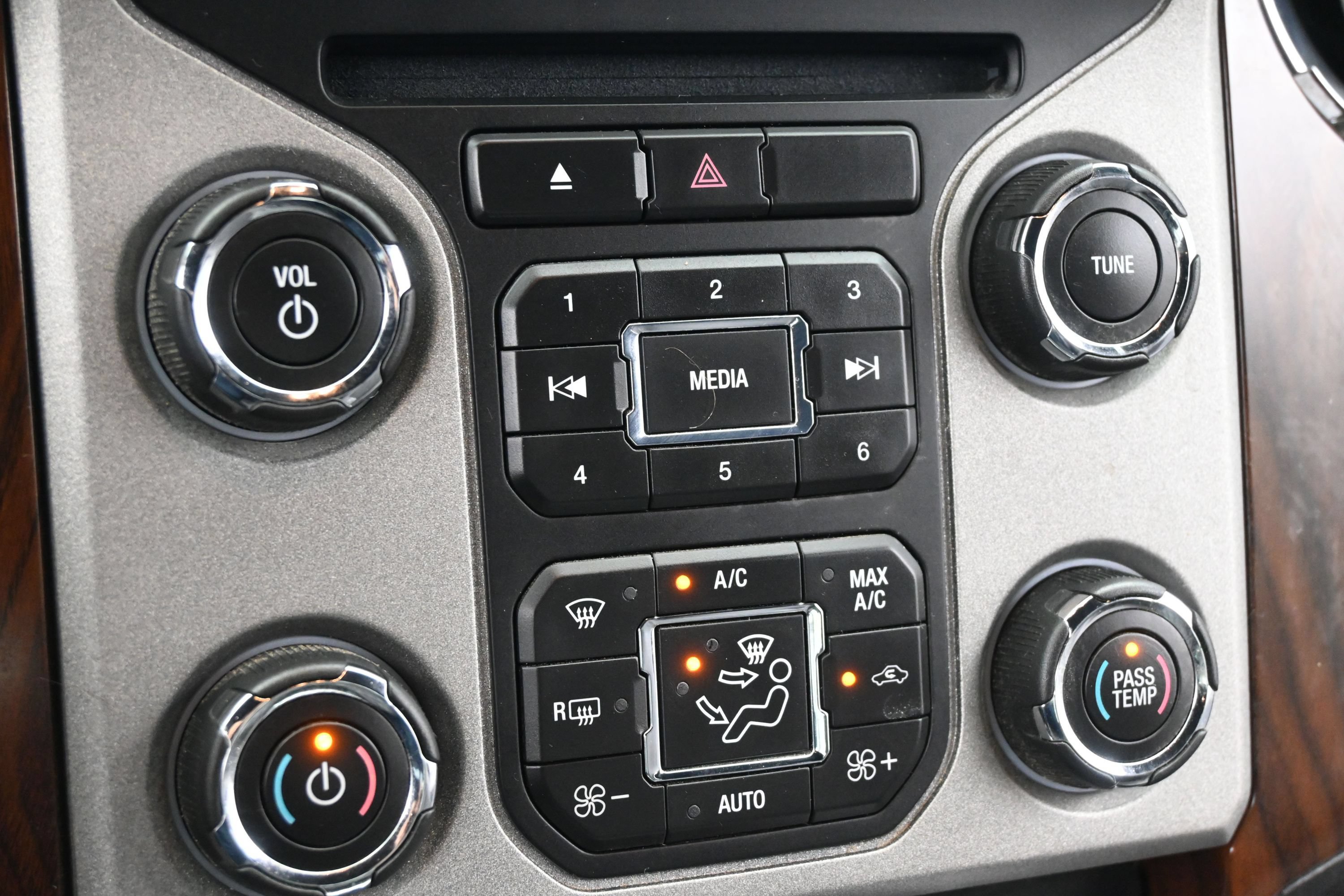 Used 2015 Ford F350 Lariat w/ Lariat Interior Package AWD/4WD image 19