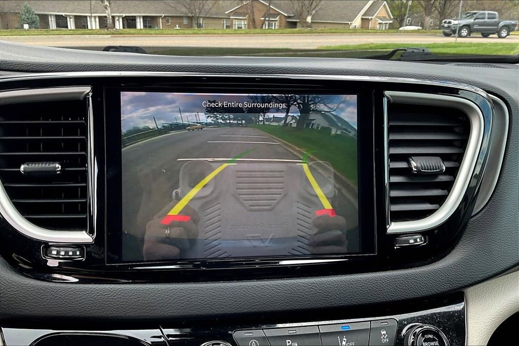 Used 2023 Chrysler Pacifica Touring-L FWD image 15