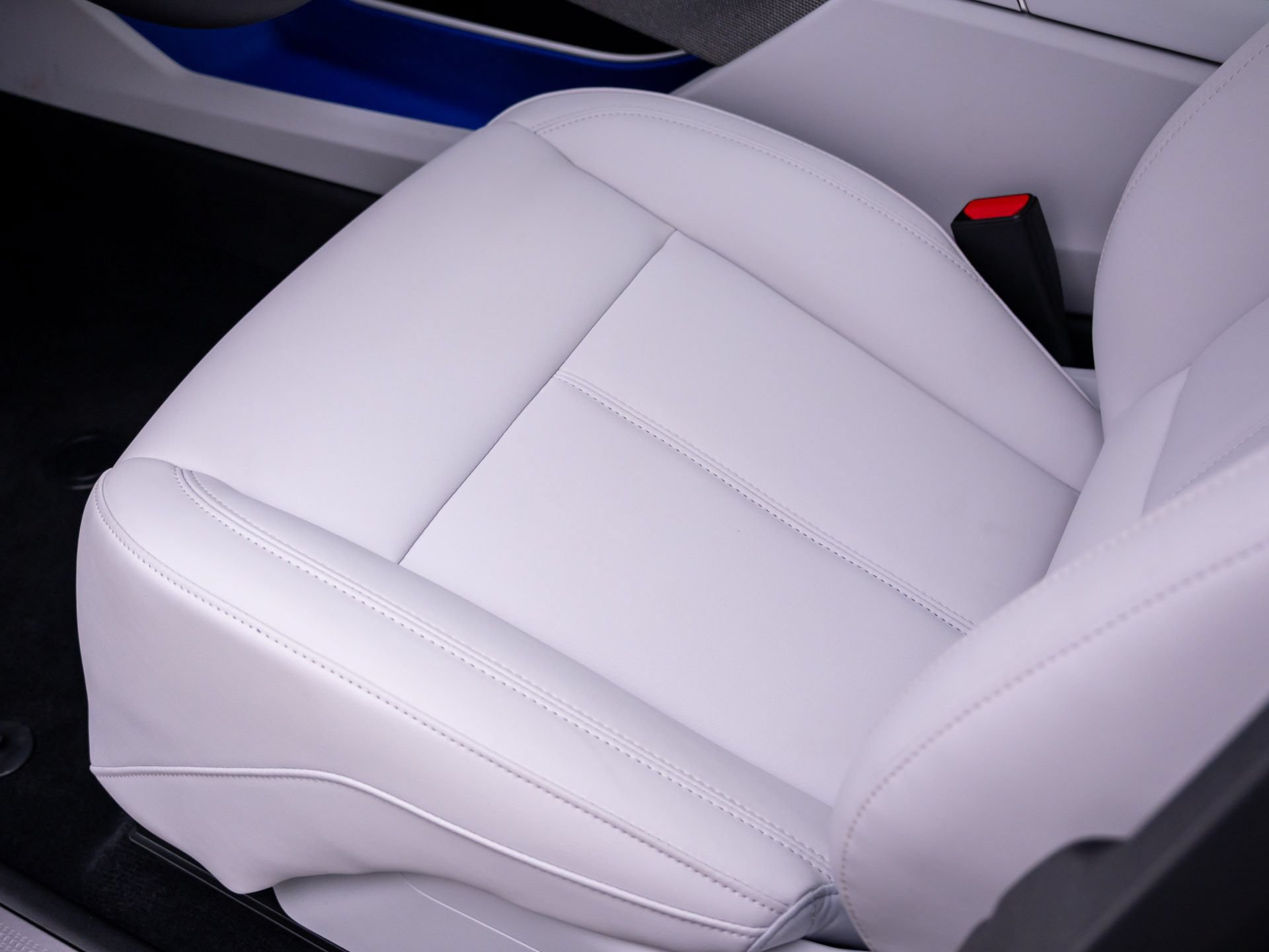 New 2027 Cadillac Optiq Sport w/ LPO, Floor Liner Package AWD/4WD image 15
