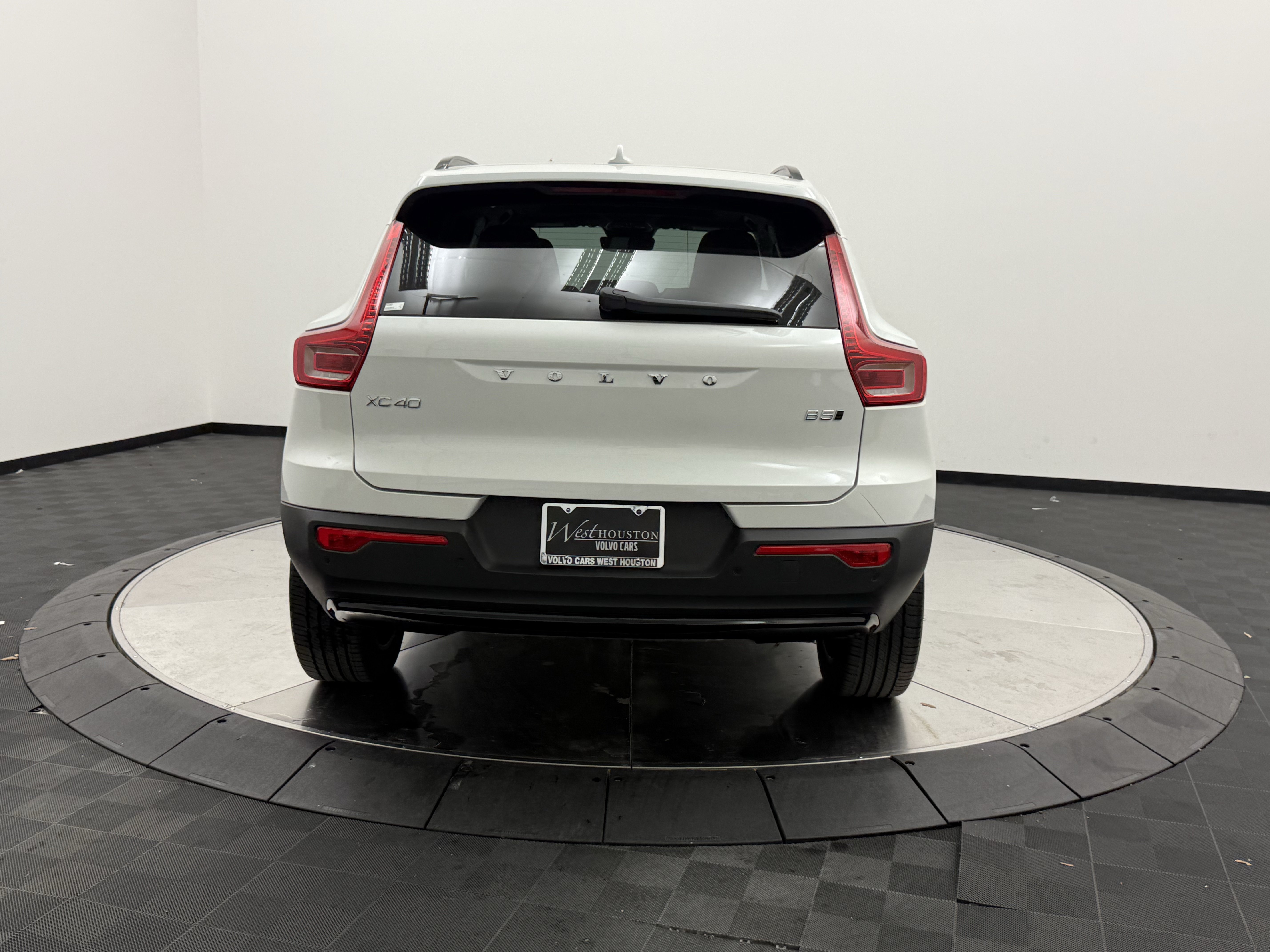 Certified 2026 Volvo XC40 B5 Plus AWD/4WD image 9
