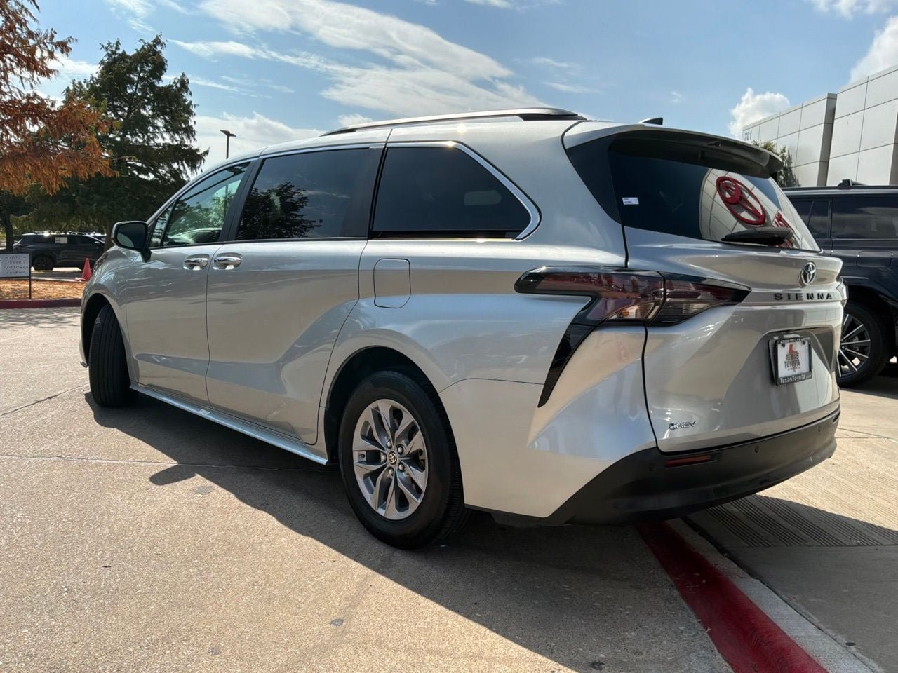 Used 2025 Toyota Sienna XLE FWD image 8