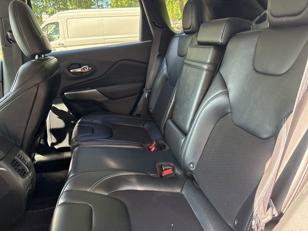 Used 2019 Jeep Cherokee Latitude Plus w/ Comfort/Convenience Group FWD image 24