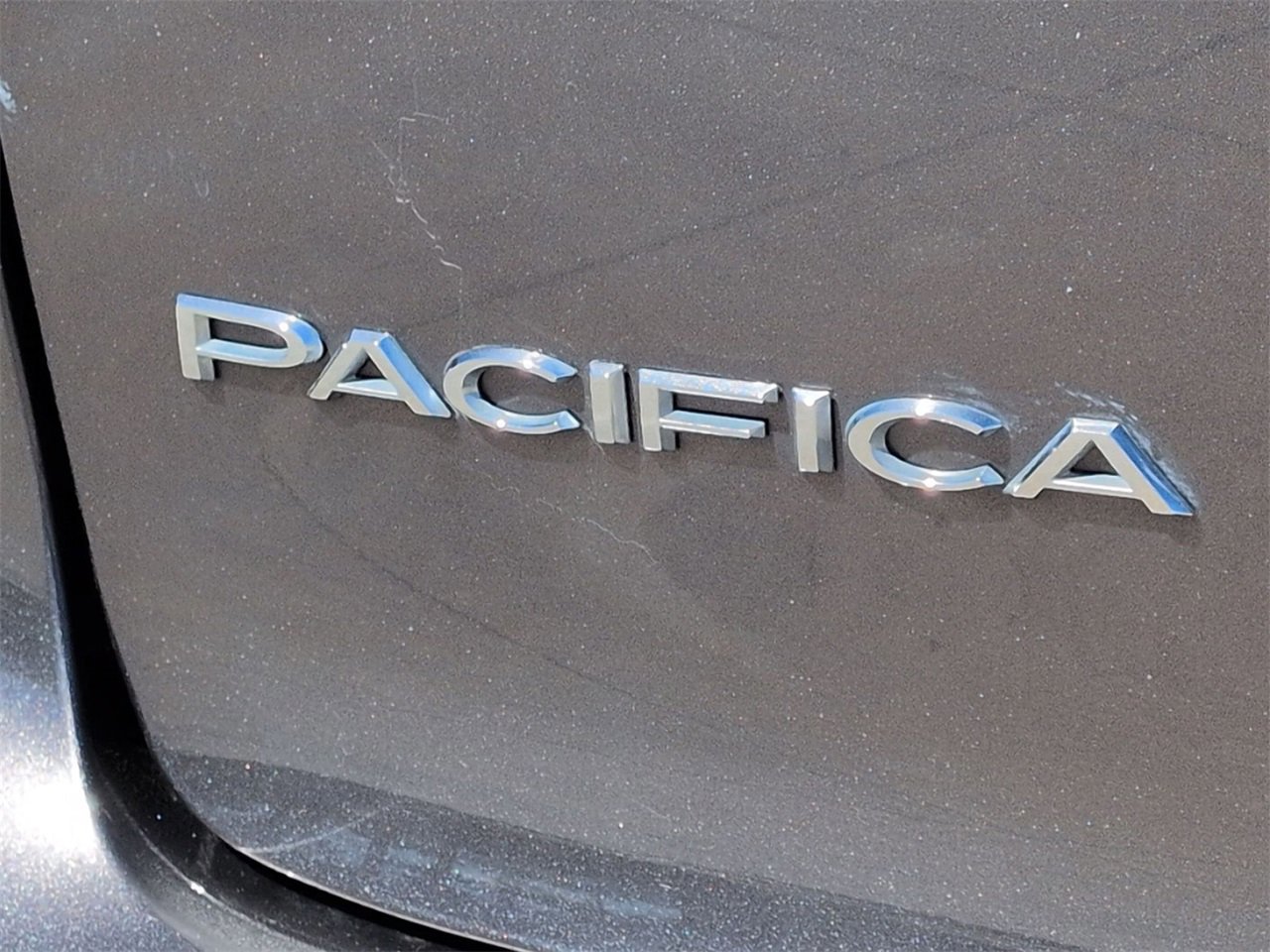 Used 2023 Chrysler Pacifica Touring-L image 6
