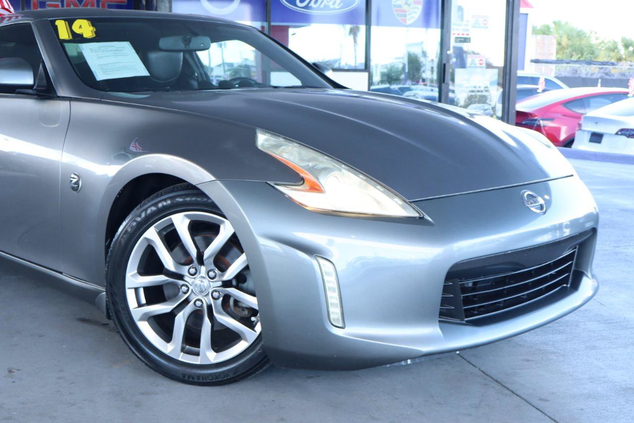 Used 2014 Nissan 370Z Touring RWD image 2