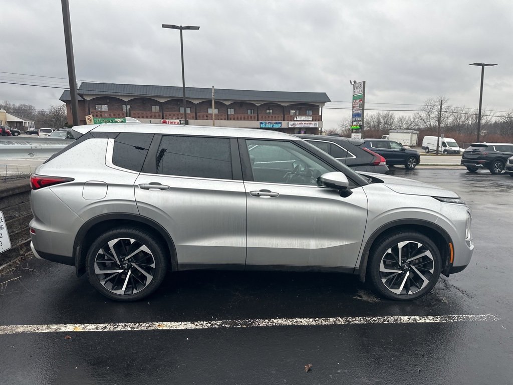 Used 2023 Mitsubishi Outlander SE image 2