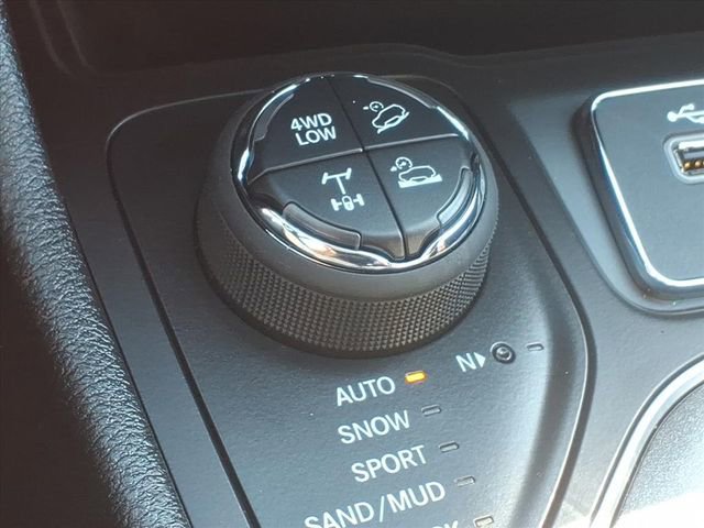 Used 2022 Jeep Cherokee Trailhawk image 20